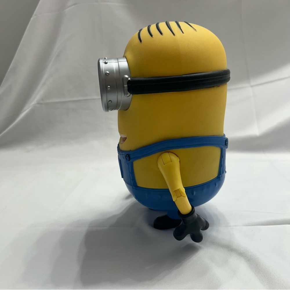 Universal Studios/ Thinkway Toys 8" DM-2 Minion Dave Electronic Figure - Picture 6 of 8